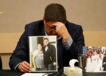 Mark Arcand, hermano de Bonnie Burns, muestra una fotografía de él y ella.