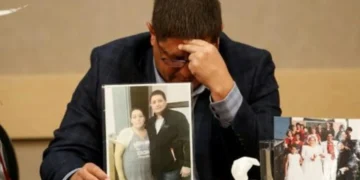 Mark Arcand, hermano de Bonnie Burns, muestra una fotografía de él y ella.