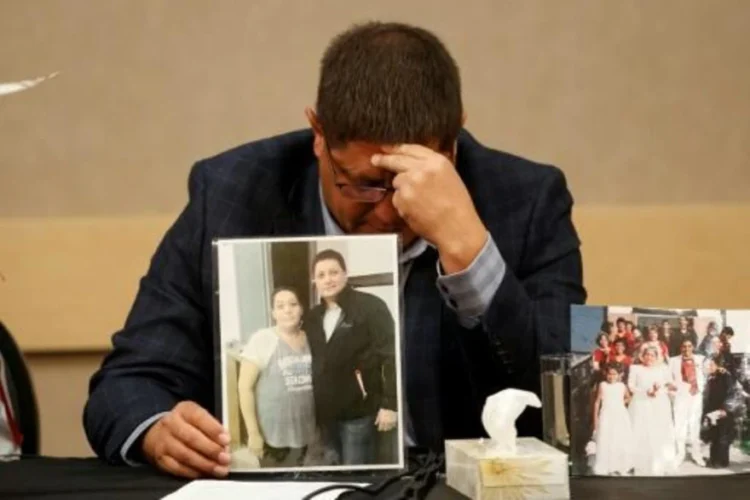 Mark Arcand, hermano de Bonnie Burns, muestra una fotografía de él y ella.