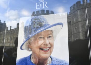 El Castillo de Windsor, reflejado en un cristal con un retrato de la reina Isabel II el 18 de septiembre de 2022, diez días después de su fallecimiento. Foto: AFP.