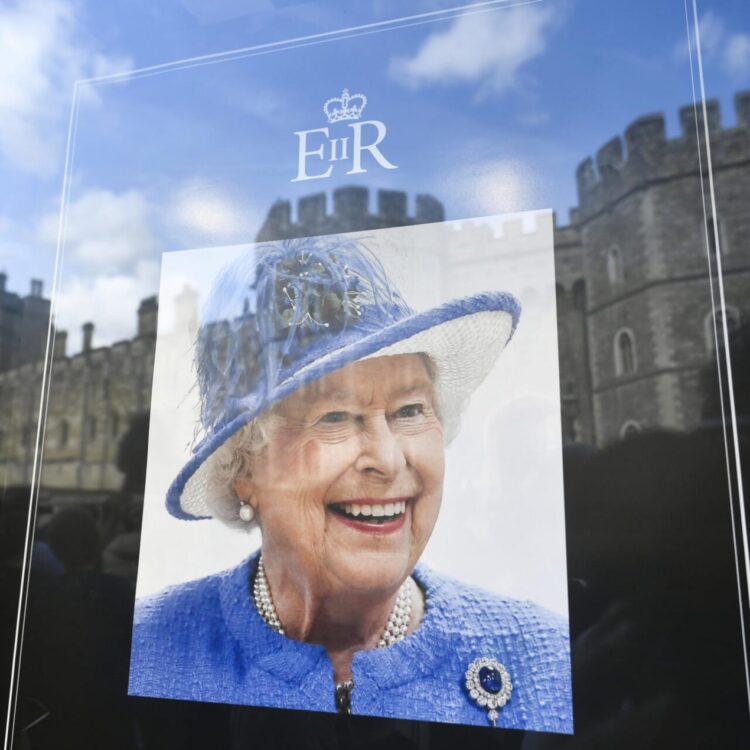 El Castillo de Windsor, reflejado en un cristal con un retrato de la reina Isabel II el 18 de septiembre de 2022, diez días después de su fallecimiento. Foto: AFP.