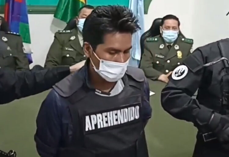La Policía presenta al mecánico que mató con un palo de picota a su pareja