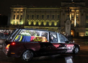 El féretro de Isabel II llega al Palacio de Buckingham