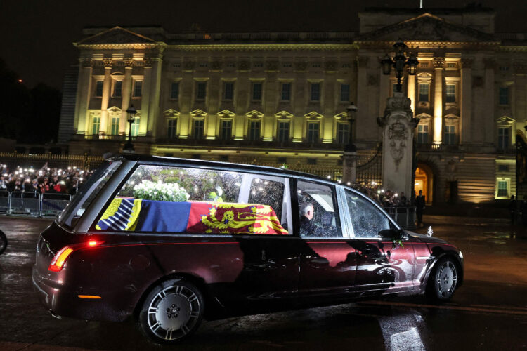 El féretro de Isabel II llega al Palacio de Buckingham