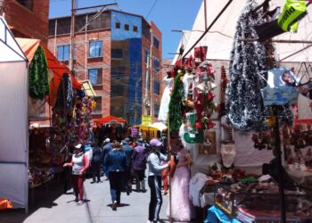 En la feria 16 de Julio de El Alto ya se ‘respira’ un aire navideño