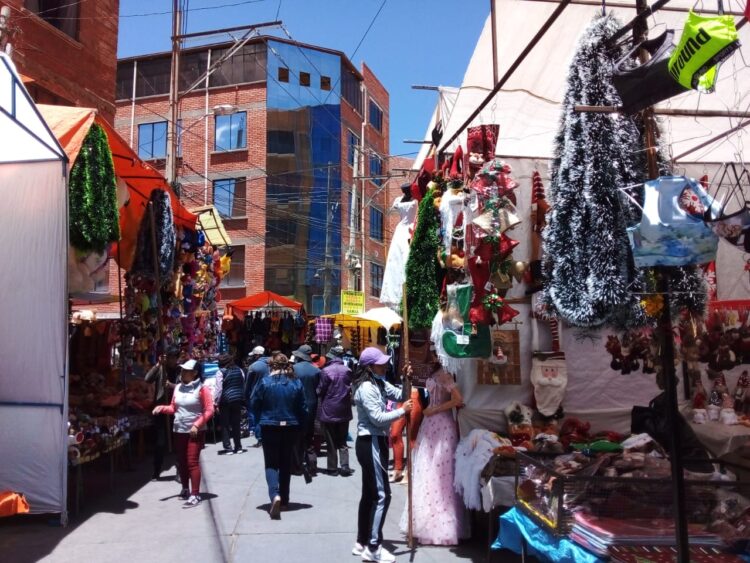 En la feria 16 de Julio de El Alto ya se ‘respira’ un aire navideño