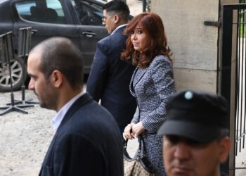 Fernández es condenada a la pena de seis años de prisión e inhabilitación perpetua para ocupar cargos públicos por fraude y corrupción.