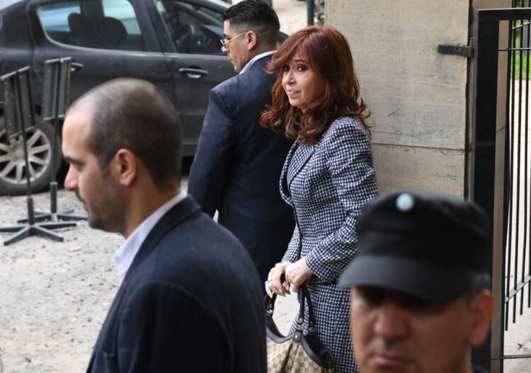 Fernández es condenada a la pena de seis años de prisión e inhabilitación perpetua para ocupar cargos públicos por fraude y corrupción.