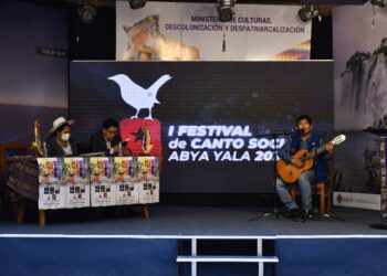 En la presentación del festival de canto Abya Yala, el viceministro de Interculturalidad, Juan Carlos Cordero, interpreta una canción de protesta social. Foto: Ministerio de Culturas.