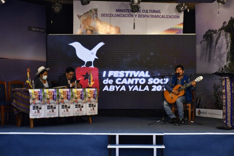En la presentación del festival de canto Abya Yala, el viceministro de Interculturalidad, Juan Carlos Cordero, interpreta una canción de protesta social. Foto: Ministerio de Culturas.