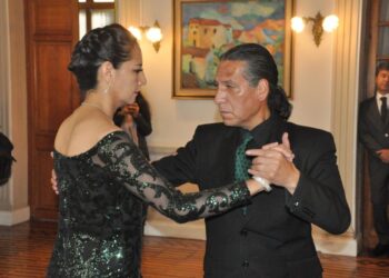 Víctor Hugo 'Toto' Angulo y Patricia Mendizábal bailan un tango, en el lanzamiento del Festival de Tango con Altura. Foto: Tango Sur.