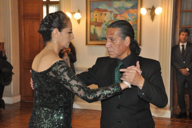 Víctor Hugo 'Toto' Angulo y Patricia Mendizábal bailan un tango, en el lanzamiento del Festival de Tango con Altura. Foto: Tango Sur.