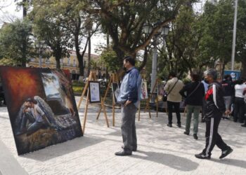 Una muestra de cuadros sobre lucha contra la violencia, en el centro cochabambino. Foto: Infante.