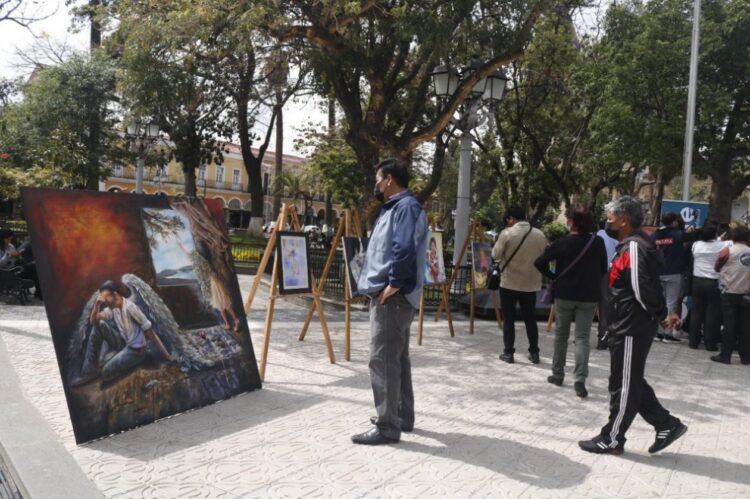 Una muestra de cuadros sobre lucha contra la violencia, en el centro cochabambino. Foto: Infante.
