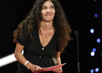 La directora Valentina Maurel recibe el premio Horizontes Latinos por la película 'Tengo sueños eléctricos' el 24 de septiembre de 2022 en el Festival de Cine de San Sebastián. Foto: AFP.
