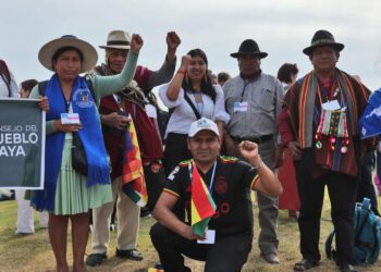 Unos activistas climáticos protestan durante la cumbre COP27 pidiendo la creación de un fondo un fondo de pérdidas y daños por el cambio climático. Foto: AFP.