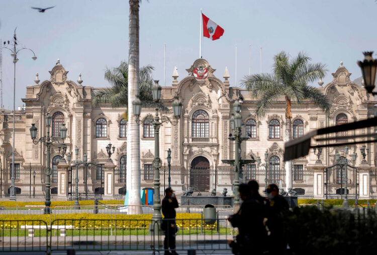 La Fiscalía de Perú entra el palacio presidencial para incautarse grabaciones de las cámaras de seguridad