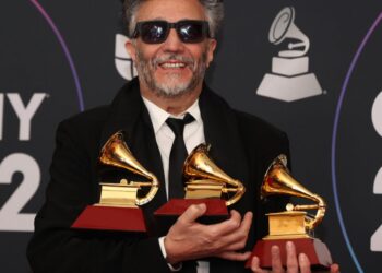 El cantautor argentino Fito Páez, con sus tres premios Grammy Latino en Las Vegas, Nevada (oeste de EEUU), el 17 de noviembre de 2022. Foto: AFP.