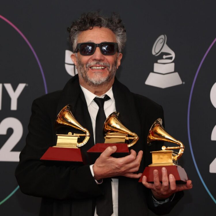 El cantautor argentino Fito Páez, con sus tres premios Grammy Latino en Las Vegas, Nevada (oeste de EEUU), el 17 de noviembre de 2022. Foto: AFP.