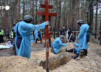 ucrania_nueva_fosa_comun _en_jarkov.jpg