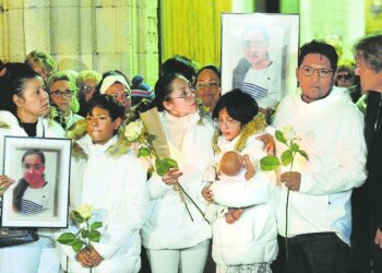 Familiares y allegados de Vanesa marchan detrás de su féretro para rendirle homenaje en Tonneins, Francia. Foto: AFP.