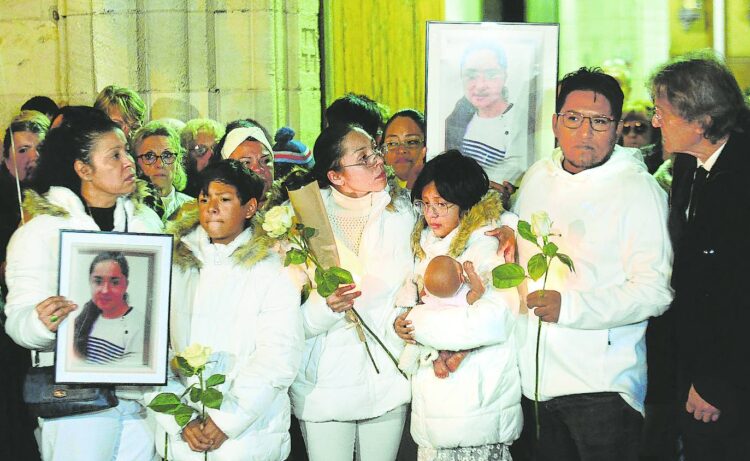 Familiares y allegados de Vanesa marchan detrás de su féretro para rendirle homenaje en Tonneins, Francia. Foto: AFP.