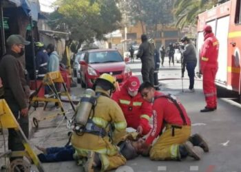 Bomberos auxilian a las personas afectadas por el incendio en San Sebastián. Foto: Opinión