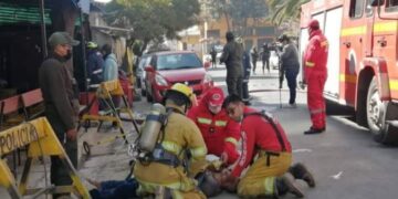 Bomberos auxilian a las personas afectadas por el incendio en San Sebastián. Foto: Opinión