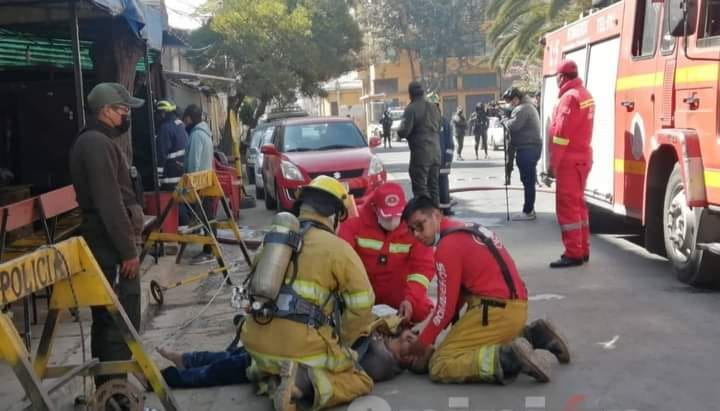 Bomberos auxilian a las personas afectadas por el incendio en San Sebastián. Foto: Opinión