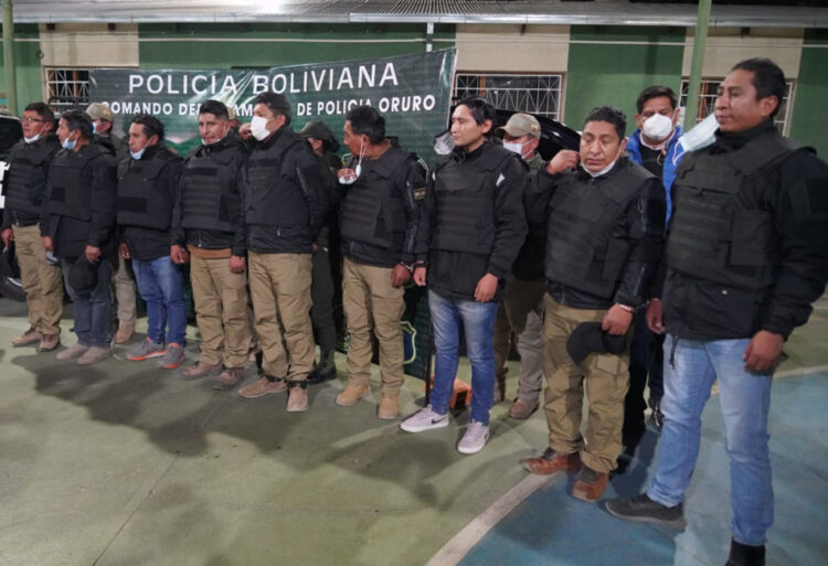 Vehículos incautados por la Aduana eran desmantelados; hay 9 funcionarios arrestados