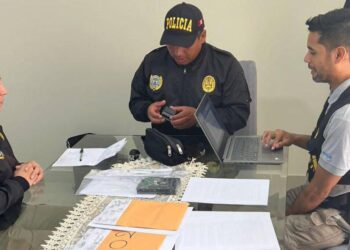 Investigadores del caso de ascenso de generales realizan la revisión de documentos y datos. Foto: Ministerio Público de Perú.