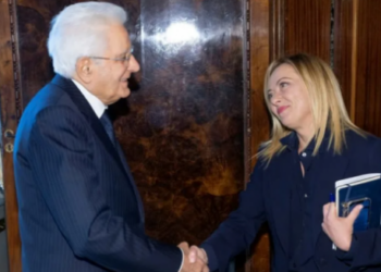 El presidente italiano Sergio Mattarella saluda a la dirigente ultraderechista Giorgia Meloni, nombrada primera ministra del gobierno, en el Palacio del Quirinal de Roma el 21 de octubre de 2022. Foto: AFP.