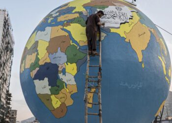 Foto tomada el 6 de diciembre de 2022 en la que un pintor da el toque final a un globo terrestre gigante instalado por el municipio en la plaza Dahan e Bash, en Kabul. Foto: AFP.
