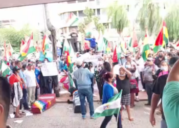 Marcha del MAS termina con enfrentamientos en puertas de la gobernación cruceña