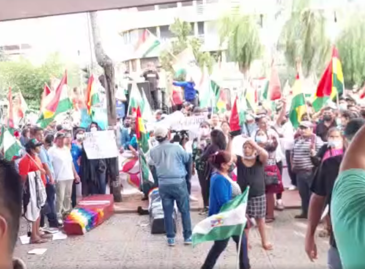Marcha del MAS termina con enfrentamientos en puertas de la gobernación cruceña