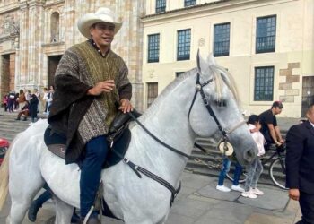 Un senador colombiano ingresa a caballo a la sede del Congreso