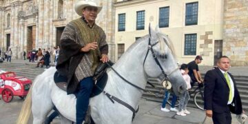 Un senador colombiano ingresa a caballo a la sede del Congreso