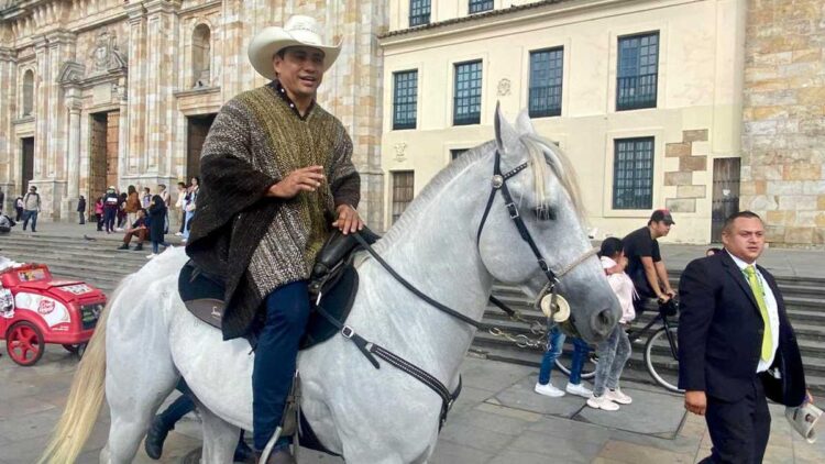 Un senador colombiano ingresa a caballo a la sede del Congreso