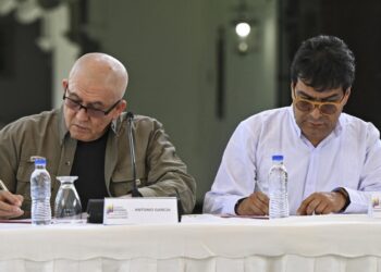 El primer comandante del RLN, Antonio Garcia, y el comisionado para la paz del gobierno colombiano, Danilo Rueda, en octubre cuando se anunciaron la negociaciones de paz. Foto: AFP.
