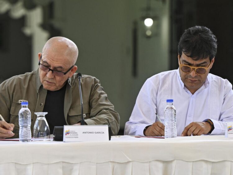 El primer comandante del RLN, Antonio Garcia, y el comisionado para la paz del gobierno colombiano, Danilo Rueda, en octubre cuando se anunciaron la negociaciones de paz. Foto: AFP.