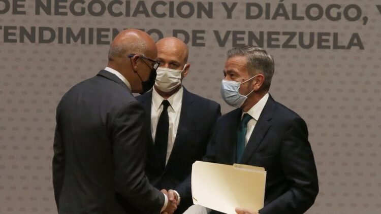 El gobierno y oposición venezolano liberarán la suma de 3.000 millones de dólares, bloqueados por sanciones. Foto: AFP.