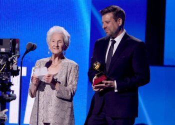 ‘Nunca es tarde’: cantante de 95 años se lleva el Grammy Latino a artista revelación