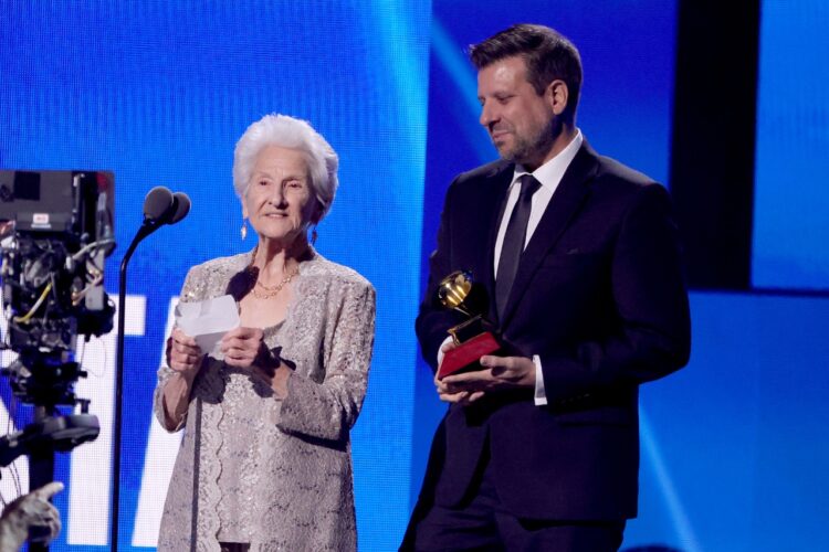 ‘Nunca es tarde’: cantante de 95 años se lleva el Grammy Latino a artista revelación