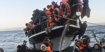 Los guardacostas griegos rescatan a 75 migrantes mientras la Policía desarticula una red de tráfico de personas