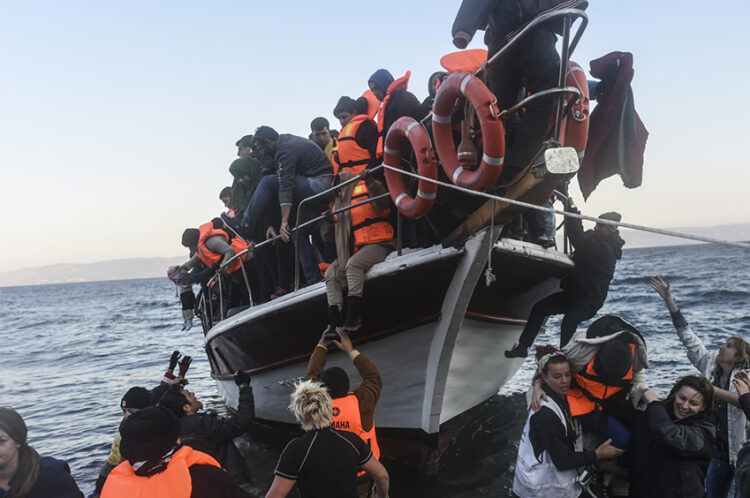 Los guardacostas griegos rescatan a 75 migrantes mientras la Policía desarticula una red de tráfico de personas