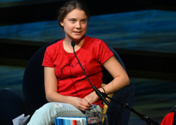 La activista climática sueca Greta Thunberg habla en el escenario durante el lanzamiento de su último libro 'The Climate Book' en el Royal Festival Hall del Southbank Centre, en Londres. Foto: AFP.