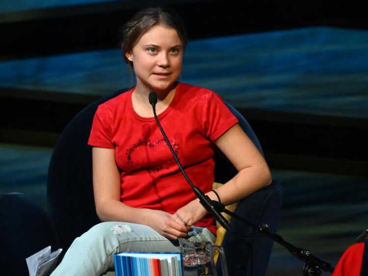 La activista climática sueca Greta Thunberg habla en el escenario durante el lanzamiento de su último libro 'The Climate Book' en el Royal Festival Hall del Southbank Centre, en Londres. Foto: AFP.
