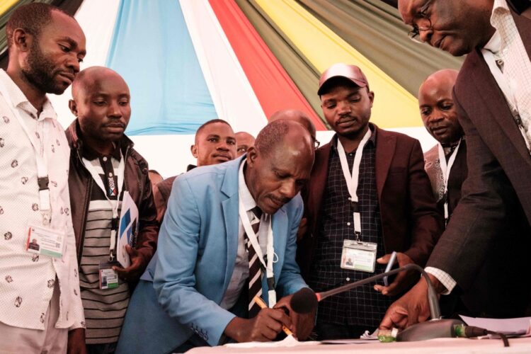 El grupo rebelde M23 acuerda retirarse de los combates en RDC.
