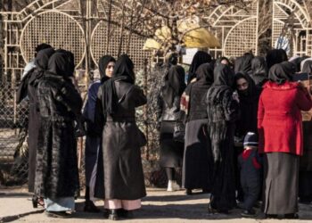 Un grupo de mujeres afganas se congrega en la puerta de una universidad de Kabul, el 21 de diciembre de 2022. Foto: AFP.