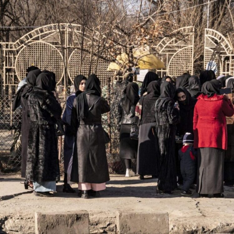 Un grupo de mujeres afganas se congrega en la puerta de una universidad de Kabul, el 21 de diciembre de 2022. Foto: AFP.